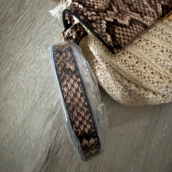 CARPISA Women’s Small Cream and faux Snake skin Purse/Crossbody - Picture 15 of 15